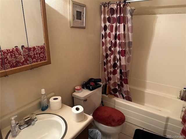 full bathroom featuring toilet, shower / bathtub combination with curtain, and sink