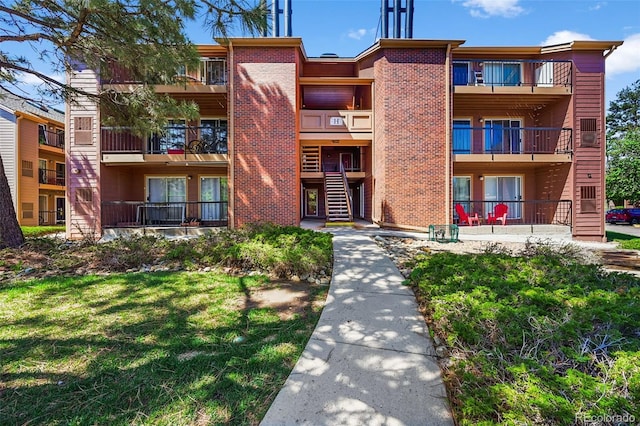 view of apartment building / complex