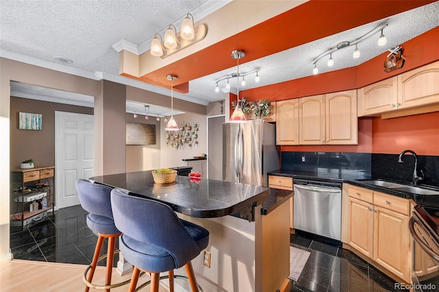 kitchen with sink, crown molding, hanging light fixtures, appliances with stainless steel finishes, and a textured ceiling