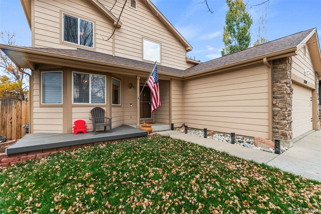 view of front facade featuring a front yard and a garage