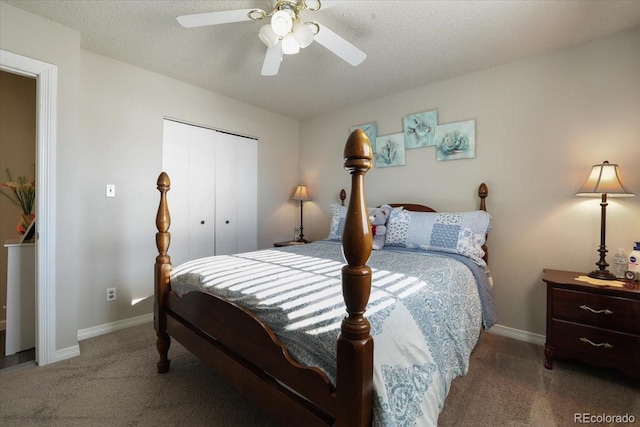 bedroom with ceiling fan, a closet, a textured ceiling, and carpet flooring