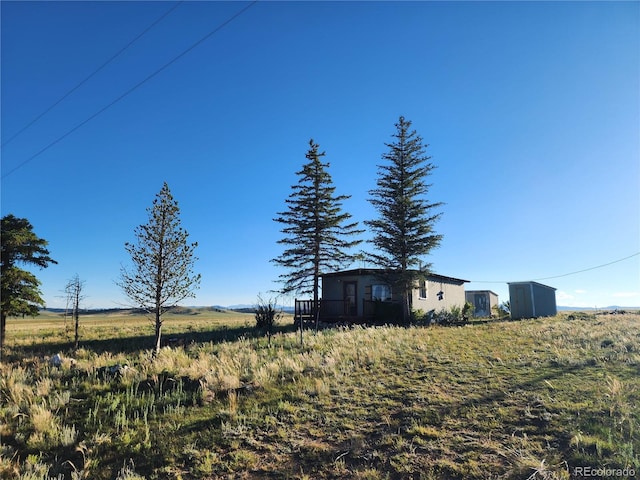 view of yard featuring a rural view