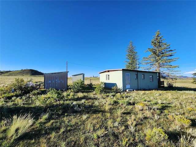 view of yard with a rural view