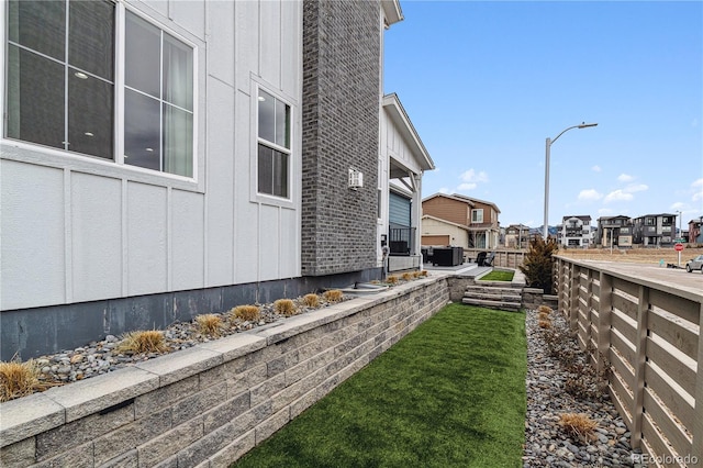 view of yard with a residential view