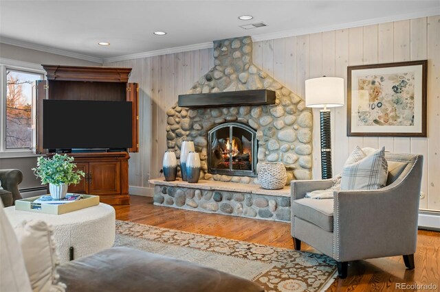 living area with visible vents, crown molding, a fireplace, wood finished floors, and recessed lighting