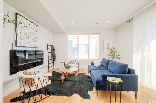 living room with visible vents, light wood-style flooring, recessed lighting, and baseboards