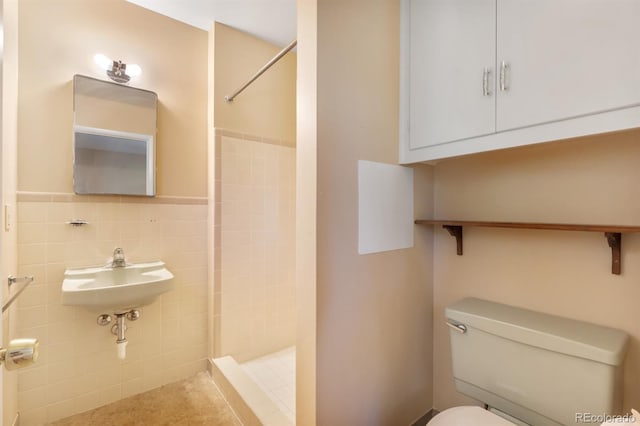 2698 S Niagara St, Denver, CO 80224 - bathroom featuring tiled shower and tile walls