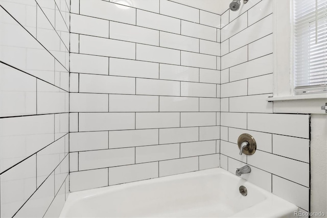 bathroom with tiled shower / bath combo