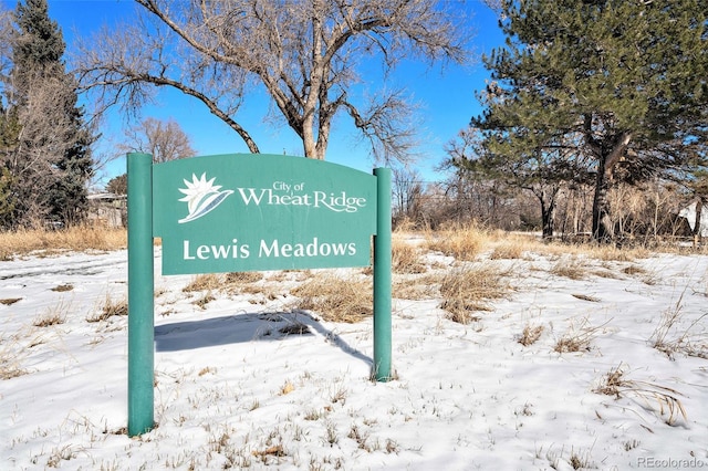 view of community / neighborhood sign