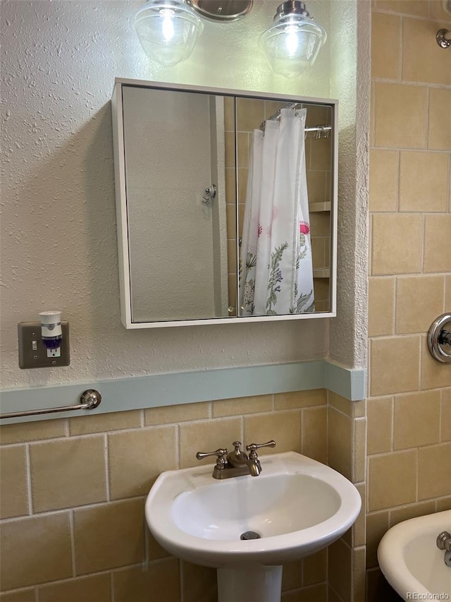 40 Bronk St, Monte Vista, CO 81144 - bathroom featuring a shower with shower curtain and tasteful backsplash