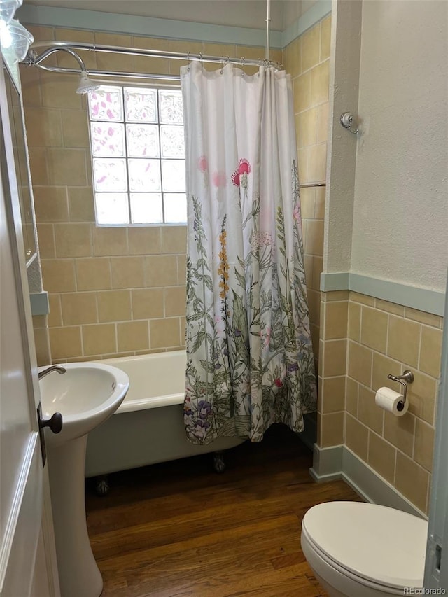 40 Bronk St, Monte Vista, CO 81144 - bathroom featuring tile walls, wood finished floors, and shower / tub combo