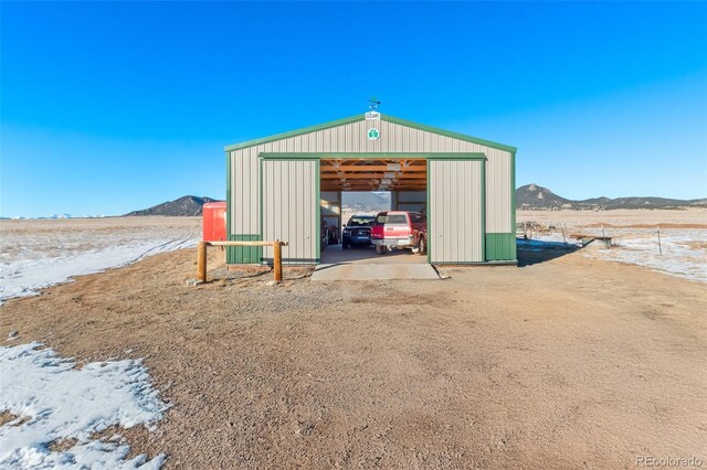 view of pole building featuring a mountain view