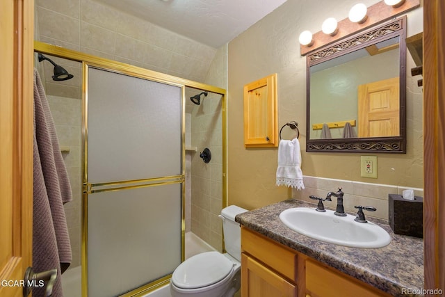 62 897, Grand Lake, CO 80447 - bathroom featuring a tile shower, vanity, a textured wall, and backsplash