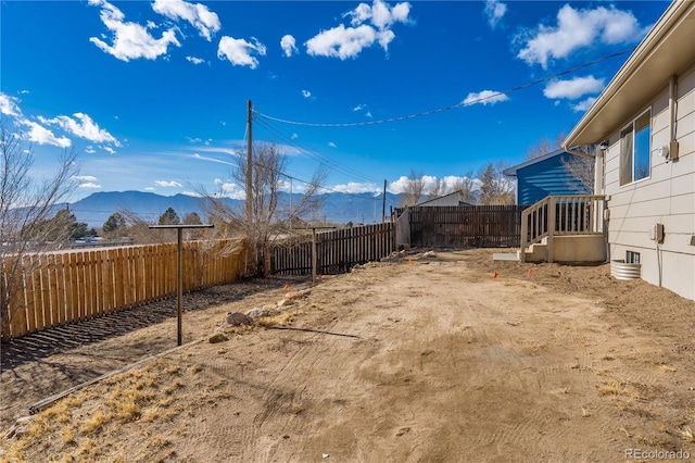 view of yard featuring a mountain view