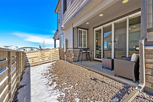 view of yard featuring a patio area