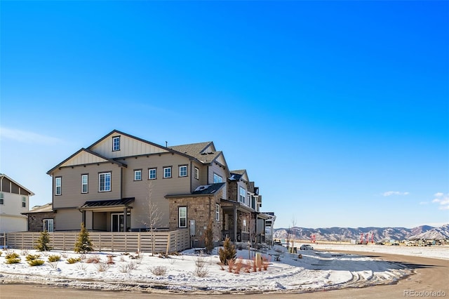 view of front of house featuring a mountain view