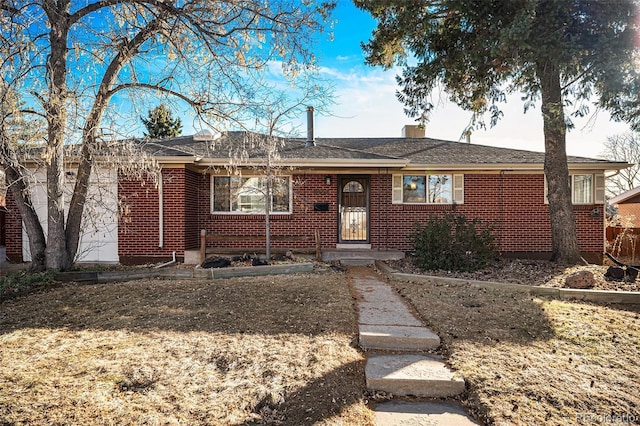 ranch-style house featuring a front yard