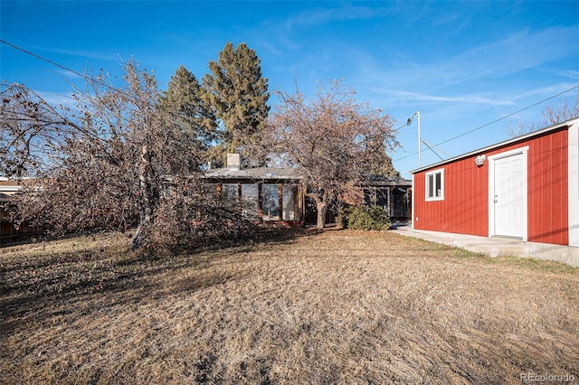 view of yard featuring an outbuilding