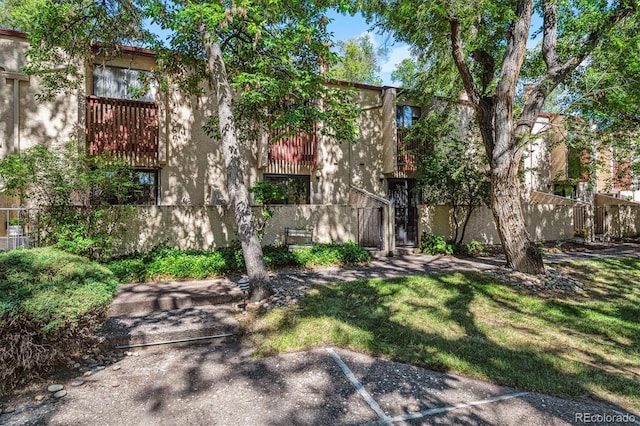 1060 S Parker Rd Unit 25, Denver, CO 80231 - view of front of home with stucco siding and a front lawn