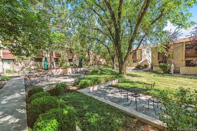 1060 S Parker Rd Unit 25, Denver, CO 80231 - view of property's community featuring a patio area and a yard