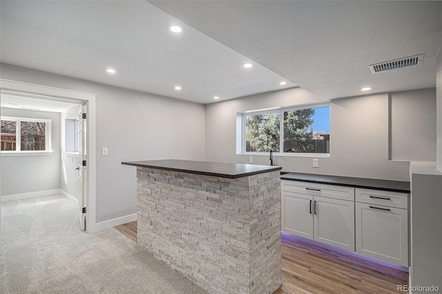 bar with visible vents, recessed lighting, light wood-style flooring, and baseboards