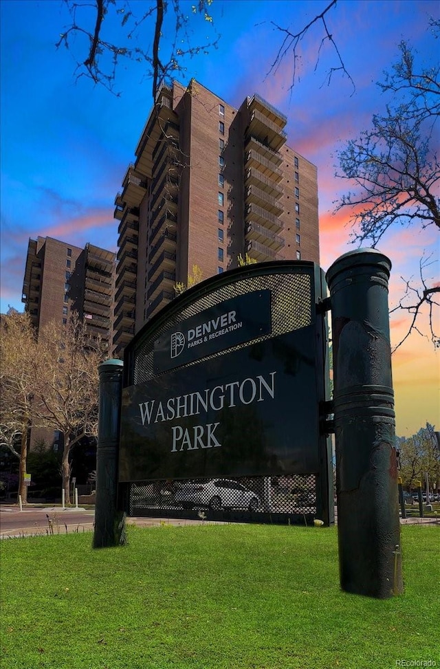 community / neighborhood sign featuring a yard