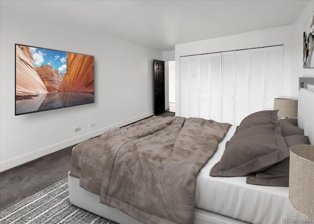 carpeted bedroom featuring baseboards and a closet