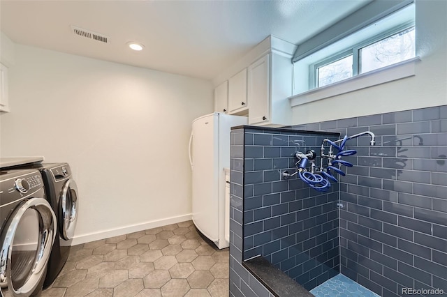 washroom featuring light tile patterned floors, recessed lighting, visible vents, laundry area, and baseboards