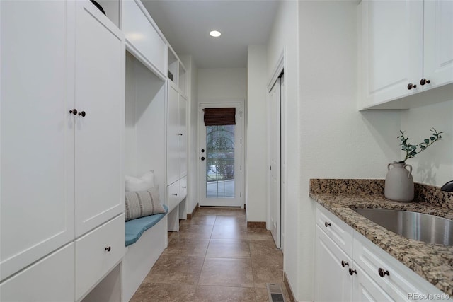 mudroom with visible vents, a sink, baseboards, and recessed lighting