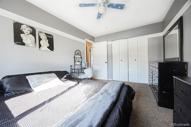 bedroom with ceiling fan, a closet, a textured ceiling, and carpet