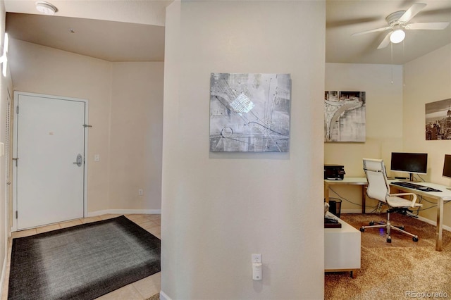 carpeted foyer entrance with ceiling fan