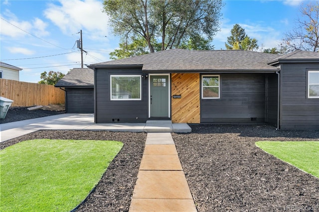 single story home featuring a front lawn