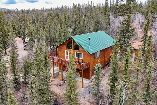 birds eye view of property featuring a forest view