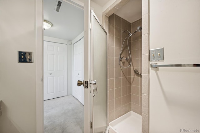 bathroom featuring a tile shower