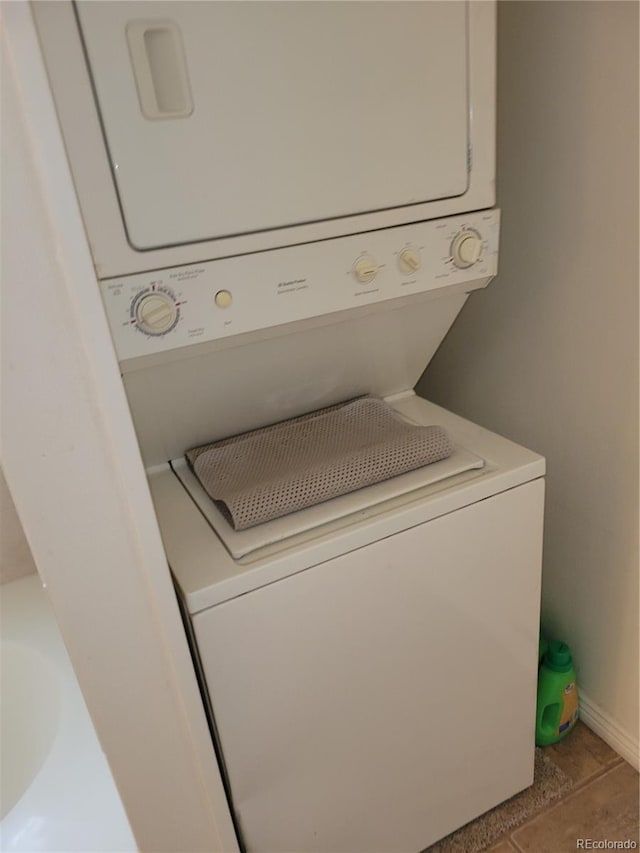 2619 S Iris Ct, Lakewood, CO 80227 - laundry room featuring estacked washer and dryer and baseboards