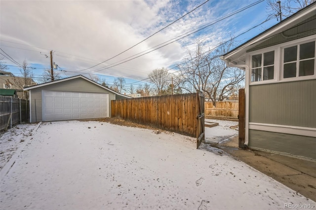 view of yard featuring an outdoor structure and a garage