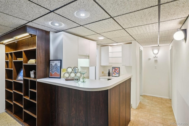 welcome area featuring bar area, a drop ceiling, and recessed lighting