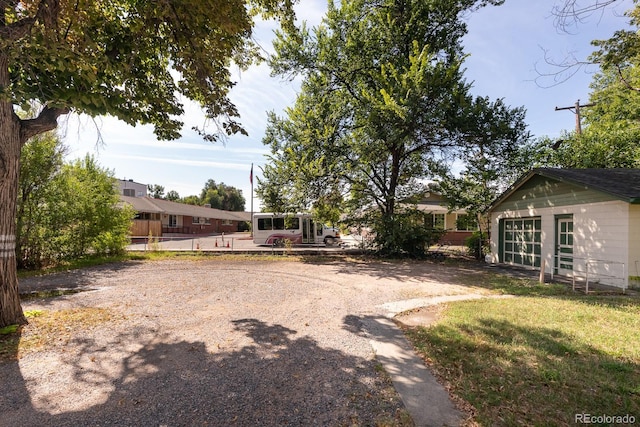 view of yard featuring driveway