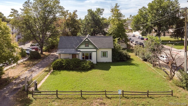 view of front of house featuring dirt driveway, fence, and a front yard