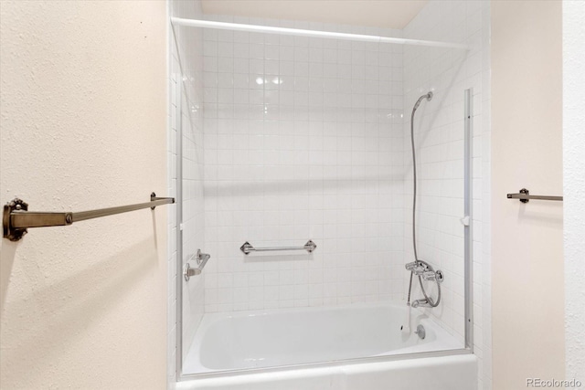 bathroom featuring tiled shower / bath