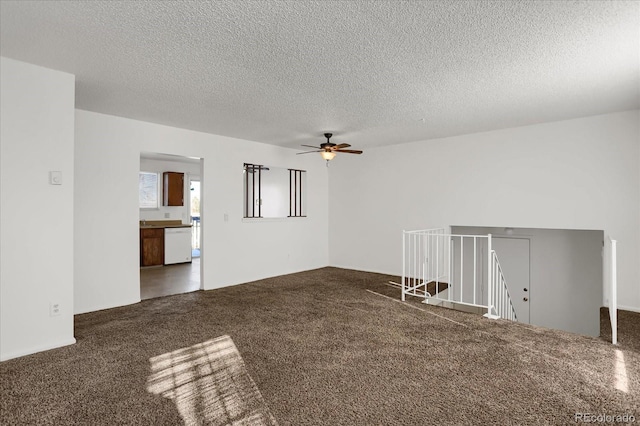 carpeted spare room featuring ceiling fan and a textured ceiling