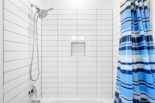 bathroom with shower / tub combo