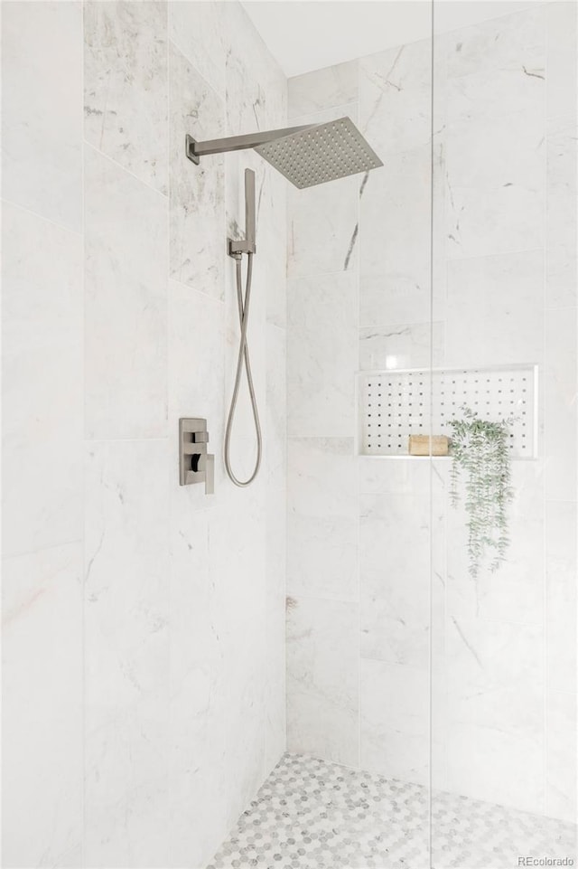 bathroom featuring a tile shower