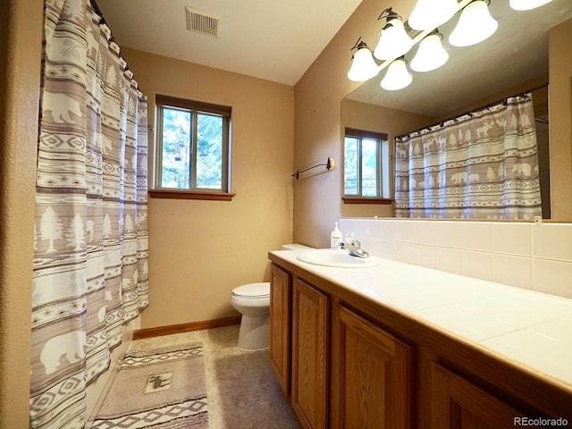 full bath featuring curtained shower, visible vents, toilet, vanity, and baseboards