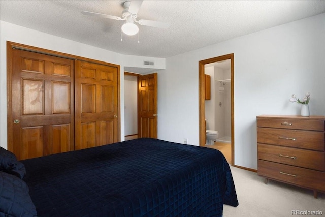 13873 E Lehigh Ave Unit E, Aurora, CO 80014 - bedroom with light carpet, ensuite bathroom, a textured ceiling, a closet, and ceiling fan