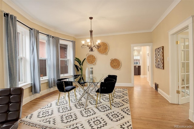 living area with ornamental molding, light wood-type flooring, visible vents, and a notable chandelier