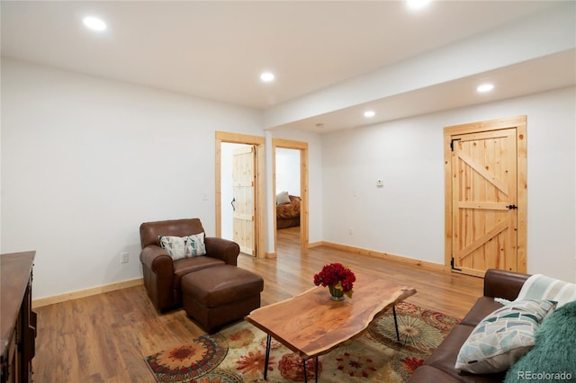living room featuring light wood-type flooring, recessed lighting, and baseboards