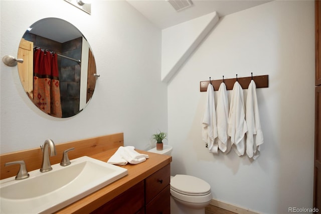 full bath with toilet, vanity, and a shower with curtain