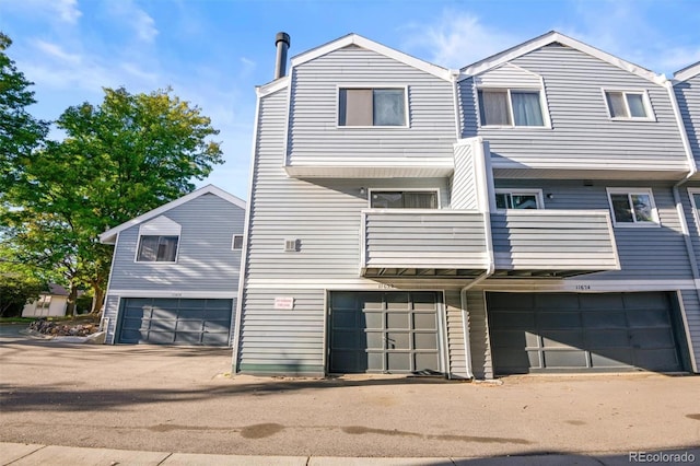 view of front of property featuring a balcony