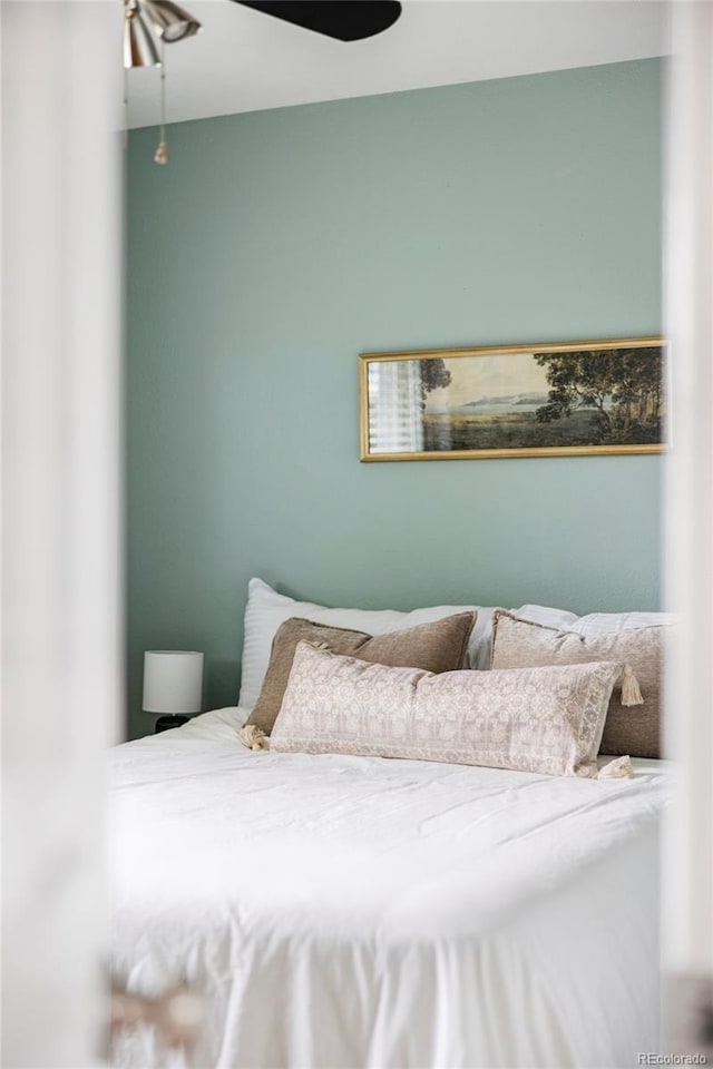 bedroom featuring a ceiling fan